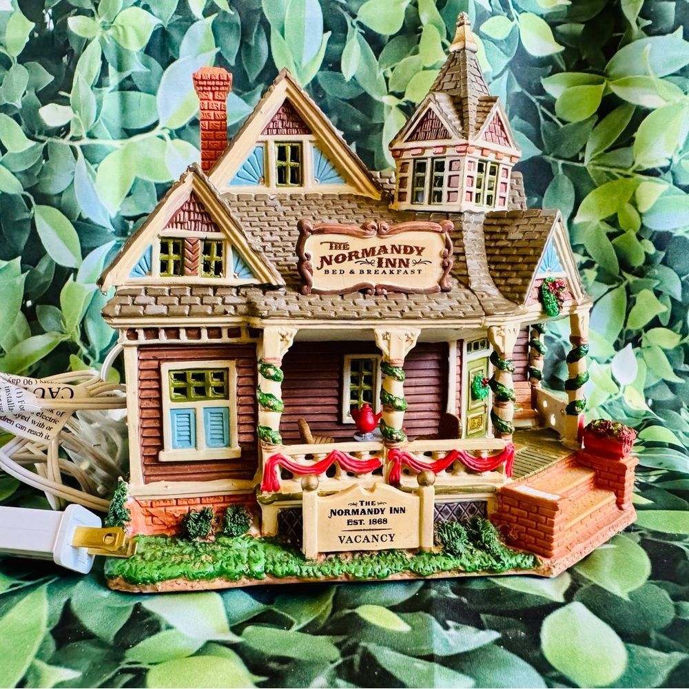 Lemax Carole Towne Normandy Inn Lighted Collection 2009